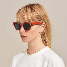 Load image into Gallery viewer, Diving for Gold Sunglasses - Mud

